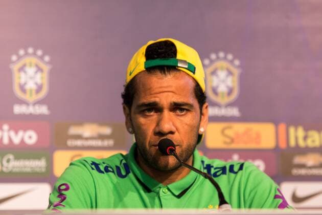 Fußball, PK Dani Alves - Nationalteam Brasilien Coletiva e Treino da Sele??o em Salvador SALVADOR, BA - 11 16 2015: COLLECTIVE AND SELECTION OF TRAINING IN SALVADOR - Daniel Alves gives an interview during the conference of the Brazilian team in Salvador, in preparation for the match against Peru& 39;s selection by the qualifiers of the World Cup 2018, held in Pitua?u stadium. (Photo: Dudu Macedo FotoArena)  DuduxMacedo