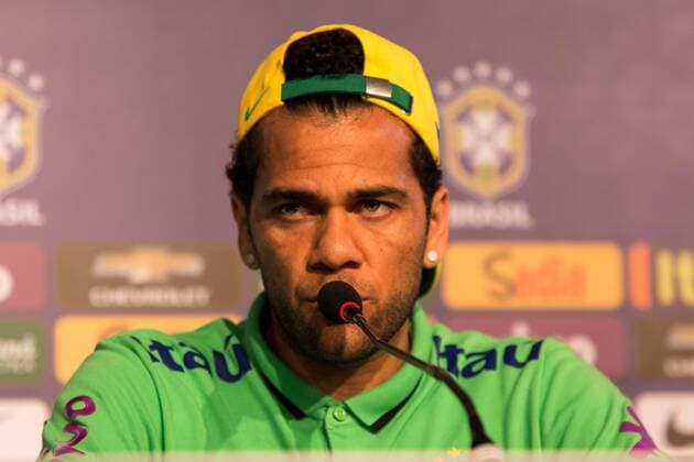 Fußball, PK Dani Alves - Nationalteam Brasilien Coletiva e Treino da Sele??o em Salvador SALVADOR, BA - 11 16 2015: COLLECTIVE AND SELECTION OF TRAINING IN SALVADOR - Daniel Alves gives an interview during the conference of the Brazilian team in Salvador, in preparation for the match against Peru& 39;s selection by the qualifiers of the World Cup 2018, held in Pitua?u stadium. (Photo: Dudu Macedo FotoArena)  DuduxMacedo