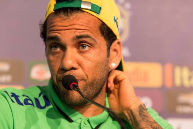 Fußball, PK Dani Alves - Nationalteam Brasilien Coletiva e Treino da Sele??o em Salvador SALVADOR, BA - 11 16 2015: COLLECTIVE AND SELECTION OF TRAINING IN SALVADOR - Daniel Alves gives an interview during the conference of the Brazilian team in Salvador, in preparation for the match against Peru& 39;s selection by the qualifiers of the World Cup 2018, held in Pitua?u stadium. (Photo: Dudu Macedo FotoArena)  DuduxMacedo