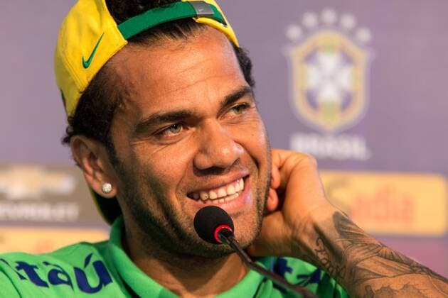 Fußball, PK Dani Alves - Nationalteam Brasilien Coletiva e Treino da Sele??o em Salvador SALVADOR, BA - 11 16 2015: COLLECTIVE AND SELECTION OF TRAINING IN SALVADOR - Daniel Alves gives an interview during the conference of the Brazilian team in Salvador, in preparation for the match against Peru& 39;s selection by the qualifiers of the World Cup 2018, held in Pitua?u stadium. (Photo: Dudu Macedo FotoArena)  DuduxMacedo