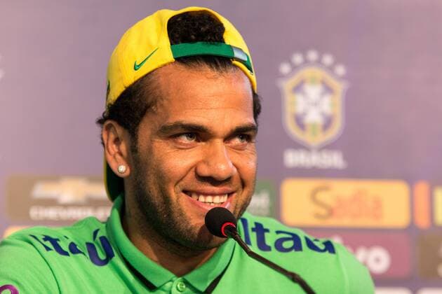 Fußball, PK Dani Alves - Nationalteam Brasilien Coletiva e Treino da Sele??o em Salvador SALVADOR, BA - 11 16 2015: COLLECTIVE AND SELECTION OF TRAINING IN SALVADOR - Daniel Alves gives an interview during the conference of the Brazilian team in Salvador, in preparation for the match against Peru& 39;s selection by the qualifiers of the World Cup 2018, held in Pitua?u stadium. (Photo: Dudu Macedo FotoArena)  DuduxMacedo