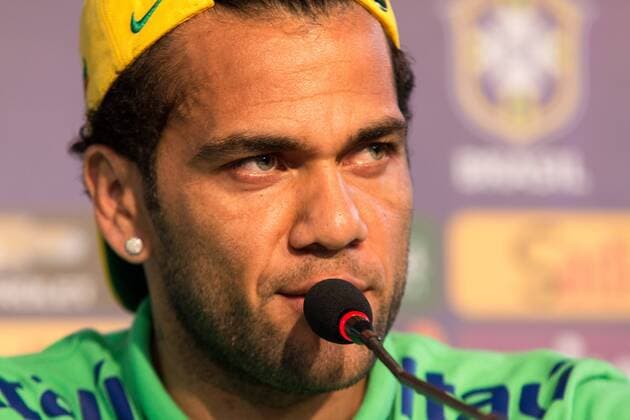 Fußball, PK Dani Alves - Nationalteam Brasilien Coletiva e Treino da Sele??o em Salvador SALVADOR, BA - 11 16 2015: COLLECTIVE AND SELECTION OF TRAINING IN SALVADOR - Daniel Alves gives an interview during the conference of the Brazilian team in Salvador, in preparation for the match against Peru& 39;s selection by the qualifiers of the World Cup 2018, held in Pitua?u stadium. (Photo: Dudu Macedo FotoArena)  DuduxMacedo