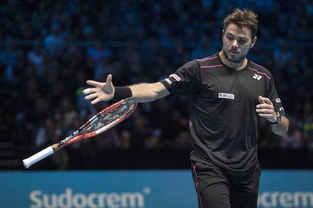 16.11.2015. The O2, London, England. ATP Tennis Herren Tennis Tour Finals. Day 2. Stan Wawrinka (SUI) throws his racket in frustration during his match against Rafael Nadal (ESP). Nadal won the match in straight sets. xStephenxBartholomewx  ActionPlus11682303