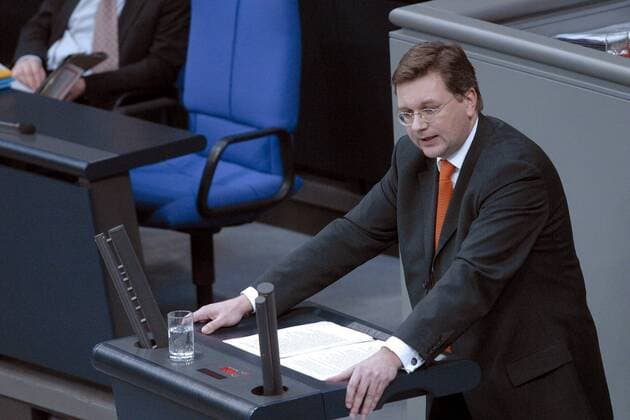 Reinhard Grindel (GER CDU) hält eine Rede im Bundestag anlässlich der aktuellen Stunde zum Irak-Konflikt, Personen; 2003, Berlin, Deutscher Bundestag,