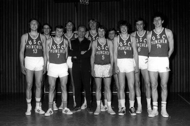 Mannschaftsfoto USC München, v.li.: Grube, Peter Fömpe, Janos Belik, Rainer Pethran, Trainer Laszlo Lakfalvi, Dietmar Reiter, Rolf Dieter, Franz Egger, Jochen Decker, Eckehard Jekeli, Holger Geschwindner