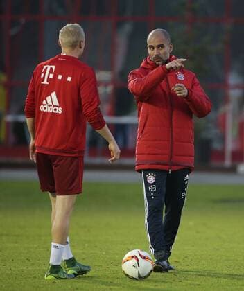 16.11.2015,1. BL, FC Bayern Training, Säbener Strasse München, Fussball, im Bild: Sebastian Rode (FCB) und Trainer Pep Guardiola (FCB)