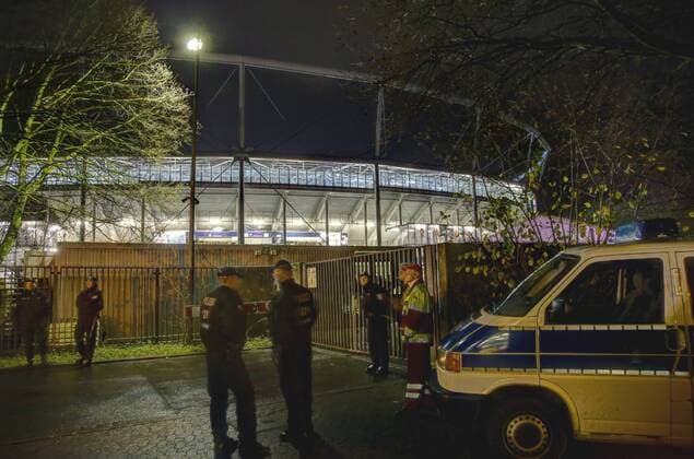 Spielabsage wegen einer Bombendrohung. Evakuierung der HDI-Arena in Hannover. Polizei riegelt das Stadion ab . Deutschland -Niederlande . Fussball-Länderspiel 2015, Freundschaftsspiel . Hannover, GER, 17.11.2015 ,