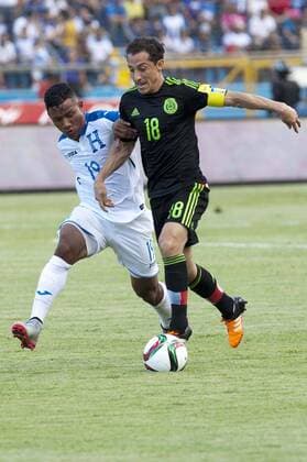 SAN PEDRO SULA, Nov. 17, 2015 -- Mexico s Andres Guardado (R) vies with Honduras Luis Garrido during a Group A football match in round 4 of the 2018 FIFA World Cup WM Weltmeisterschaft Fussball qualification preliminaries against Honduras in San Pedro Sula, Honduras, Nov. 17, 2015. Mexico won the game 2-0. ) (jp) (sp) (SP)HONDURAS-SAN PEDRO SULA-SOCCER-HONDURAS VS MEXICO RAFAELxOCHOA 