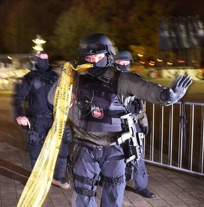 FUSSBALL INTERNATIONAL TESTSPIEL IN HANNOVER Deutschland - Holland 17.11.2015 Das Spiel wurde aus Sicherheitsbedenken kurzfristig abgesagt und evakuiert. Schwer bewaffnete Polizisten sperren die HDI-Arena in Hannover ab 