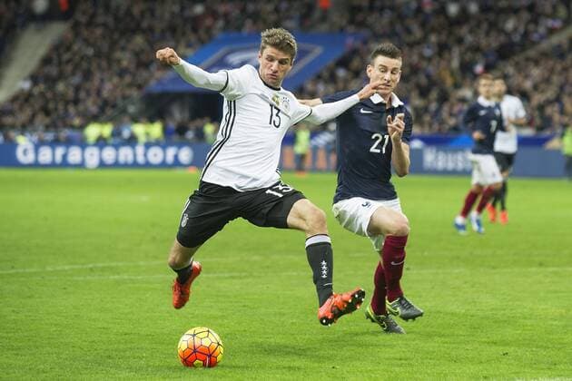Thomas MUELLER (MÜLLER) (GER, l.) mit einer Chance, Torchance, gegen Laurent KOSCIELNY (FRA); Fussball Laenderspiel, Freundschaftsspiel, Frankreich (FRA) - Deutschland (GER) 2:0, am 13.11.2015 in Paris Frankreich.