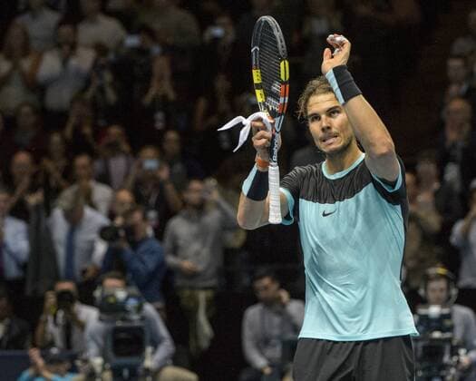 18.11.2015. The O2, London, England. ATP Tennis Herren Tennis Tour Finals. Day 4. Rafael Nadal (ESP) 5 acknowledges the crowd after his win over Andy Murray (GBR) 2 . Nadal won the match in straight sets 6-4, 6-1. xStephenxBartholomewx  ActionPlus11682682