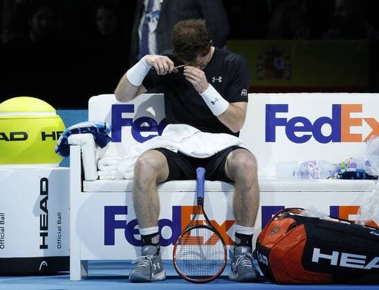 Tennis, ATP Finale in London, Andy Murray schneidet sich wÃ¤hrend einer Spielpause die Haare 18.11.2015 the O2 London, England. ATP Tennis Herren Tour Finals Day 4 Rafael Nadal (ESP) defeats Andy Murray (GBR) by a score 6-4, 6-1 during the Day Four Barclays ATP World Tour Finals from the O2 Arena xHongboxChenx  ActionPlus11682691