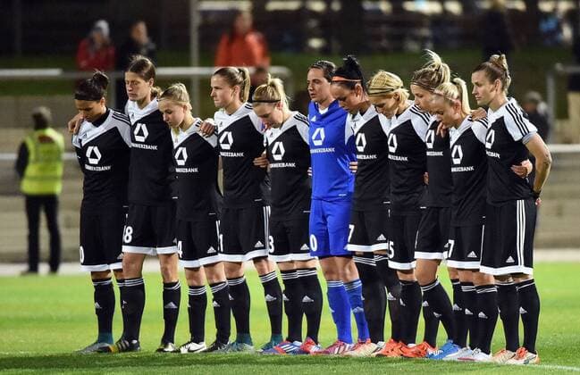 Fußball, Damen, Champions League, 1. FFC Frankfurt - Lilleström SK 18.11.2015, xjhx, Fussball UEFA Champions League, 1.FFC Frankfurt - LSK Kvinner, emspor, v.l. FFC Frankfurt Spielerinnen schweigeminute