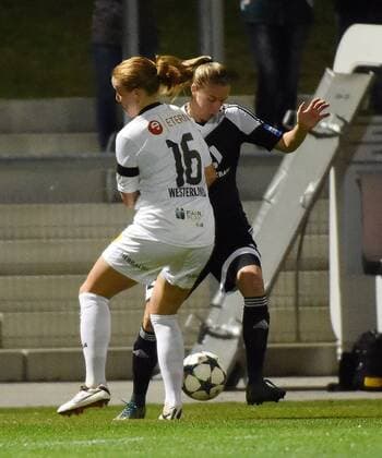Fußball, Damen, Champions League, 1. FFC Frankfurt - Lilleström SK 18.11.2015, xjhx, Fussball UEFA Champions League, 1.FFC Frankfurt - LSK Kvinner, emspor, v.l. Anna Westerlund (LSK Kvinner), Ana-Maria Crnogorcevic (1.FFC Frankfurt)