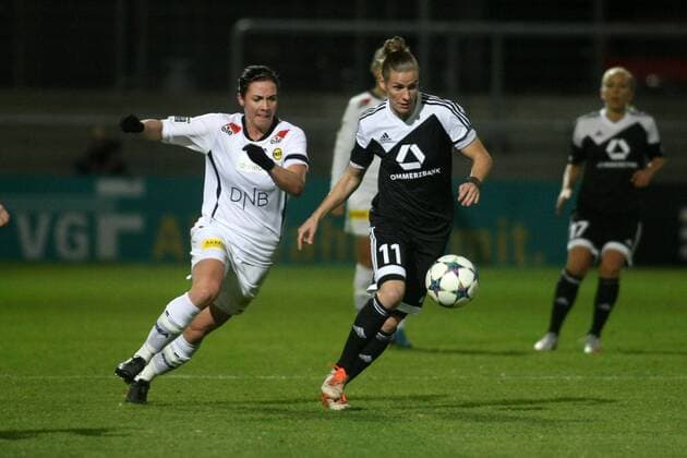 Rückspiel im Achtelfinale der UEFA Women s Champions League: 1. FFC Frankfurt gegen LSK Kvinner am Mittwoch (18.11.2015) im Stadion am Brentanobad in Frankfurt am Main. Simone Laudehr (1. FFC Frankfurt, R), Marte Berget (LSK Kvinner).