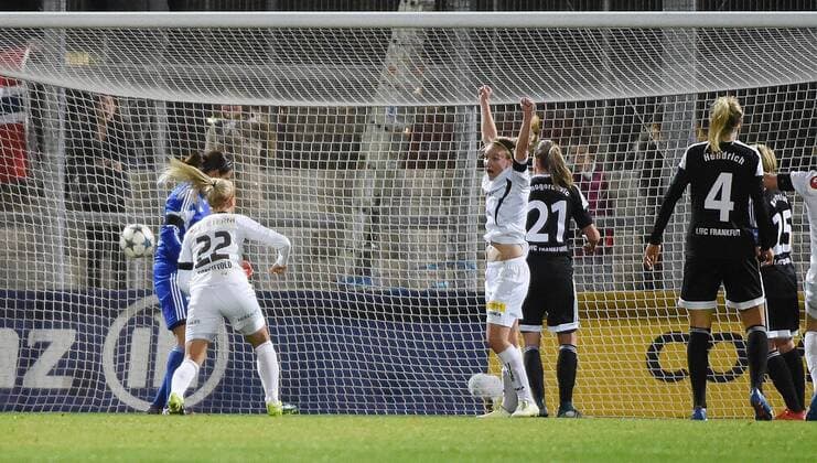 18.11.2015, xjhx, Fussball UEFA Champions League, 1.FFC Frankfurt - LSK Kvinner, emspor, v.l. Anne-Kathrine Kremer (1.FFC Frankfurt), Emma Lund (LSK Kvinner) Goal scored, Tor zum 0:1