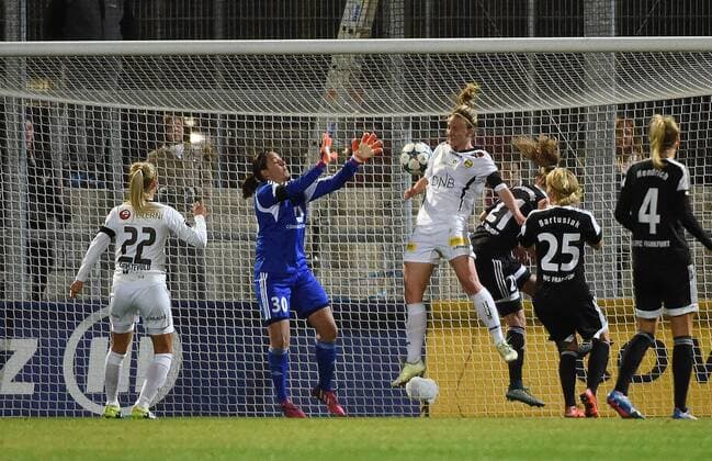 18.11.2015, xjhx, Fussball UEFA Champions League, 1.FFC Frankfurt - LSK Kvinner, emspor, v.l. Anne-Kathrine Kremer (1.FFC Frankfurt), Emma Lund (LSK Kvinner) Goal scored, Tor zum 0:1