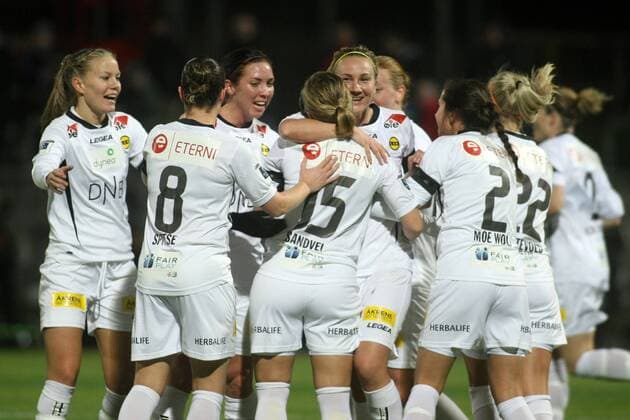 Rückspiel im Achtelfinale der UEFA Women s Champions League: 1. FFC Frankfurt gegen LSK Kvinner am Mittwoch (18.11.2015) im Stadion am Brentanobad in Frankfurt am Main. Kvinner jubel t nach dem 1:0 durch Emma Lund (LSK Kvinner).