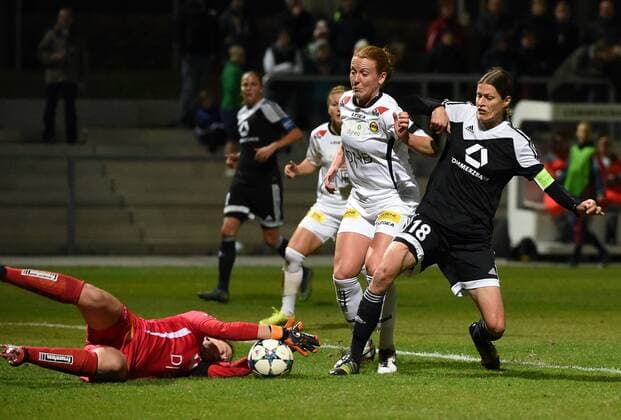 18.11.2015, xjhx, Fussball UEFA Champions League, 1.FFC Frankfurt - LSK Kvinner, emspor, v.l. Gudbjoerg Gunnarsdottir (LSK Kvinner), Anna Westerlund (LSK Kvinner), Kerstin Garefrekes (1.FFC Frankfurt)