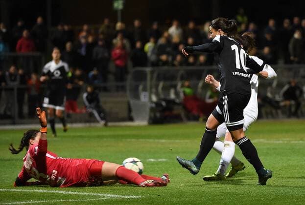 18.11.2015, xjhx, Fussball UEFA Champions League, 1.FFC Frankfurt - LSK Kvinner, emspor, v.l. Gudbjoerg Gunnarsdottir (LSK Kvinner), Dzsenifer Marozsan (1.FFC Frankfurt)