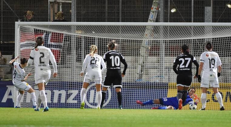 18.11.2015, xjhx, Fussball UEFA Champions League, 1.FFC Frankfurt - LSK Kvinner, emspor, v.l. Sherida Spitse (LSK Kvinner) vergibt elfmeter gegen Anne-Kathrine Kremer (1.FFC Frankfurt)