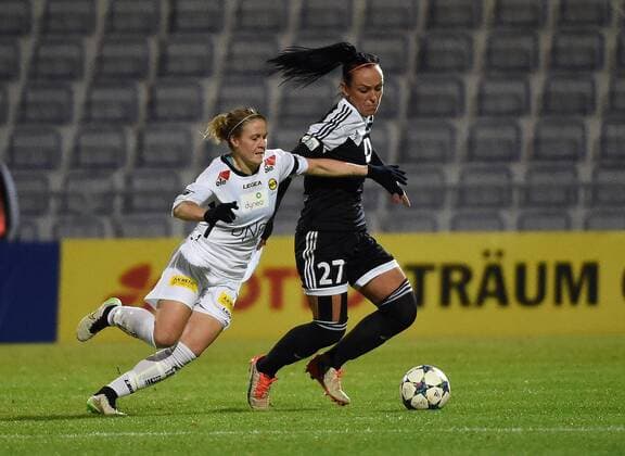 18.11.2015, xjhx, Fussball UEFA Champions League, 1.FFC Frankfurt - LSK Kvinner, emspor, v.l. Isabell Lehn Herlovsen (LSK Kvinner), Peggy Kuznik (1.FFC Frankfurt)