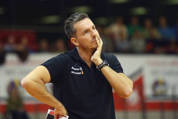 Stuttgart , Volleyball DVV Pokal Viertelfinale , Allianz MTV Stuttgart vs. Schweriner SC , Trainer Guillermo Naranjo Hernandez ( Allianz )