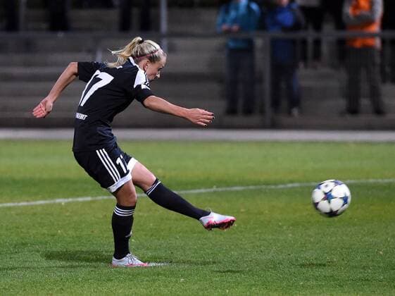 18.11.2015, xjhx, Fussball UEFA Champions League, 1.FFC Frankfurt - LSK Kvinner, emspor, v.l. Mandy Islacker (1.FFC Frankfurt) trifft zum entscheidenen Treffer