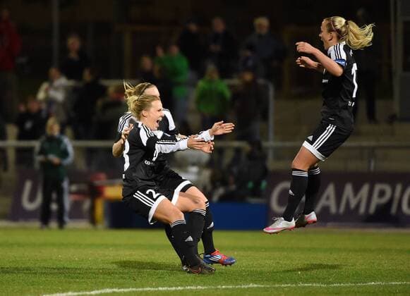18.11.2015, xjhx, Fussball UEFA Champions League, 1.FFC Frankfurt - LSK Kvinner, emspor, v.l. Mandy Islacker (1.FFC Frankfurt) trifft zum entscheidenen Treffer