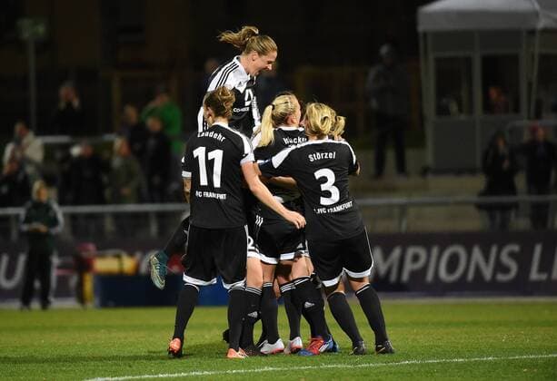 18.11.2015, xjhx, Fussball UEFA Champions League, 1.FFC Frankfurt - LSK Kvinner, emspor, v.l. Mandy Islacker (1.FFC Frankfurt) trifft zum entscheidenen Treffer