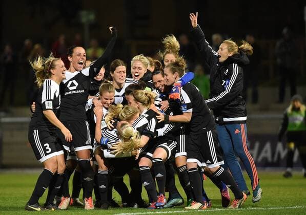 18.11.2015, xjhx, Fussball UEFA Champions League, 1.FFC Frankfurt - LSK Kvinner, emspor, v.l. Mandy Islacker (1.FFC Frankfurt) trifft zum entscheidenden Treffer