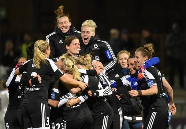 18.11.2015, xjhx, Fussball UEFA Champions League, 1.FFC Frankfurt - LSK Kvinner, emspor, v.l. Mandy Islacker (1.FFC Frankfurt) trifft zum entscheidenden Treffer