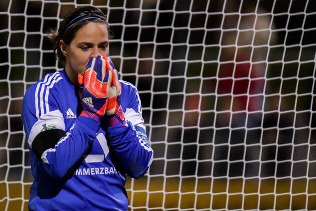 Anne-Kathrine Kremer (Torwart, Frankfurt, 30) angespannt, nervös beim Elfmeterschießen, faltet die Hände, hofft und bangt, Fussball, UEFA Women s Champions League, 1. FFC Frankfurt - Lilleström SK Kvinner, xozx