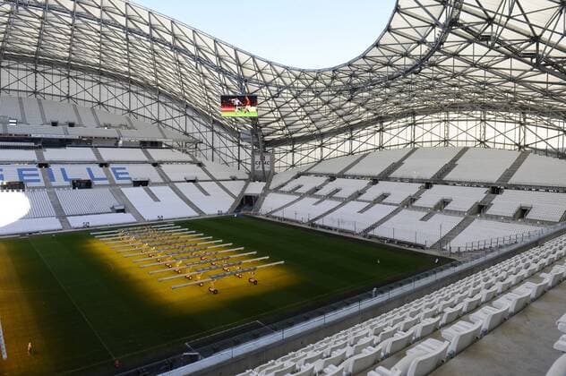 Fußball, EURO 2016, Rasen im Stade Velodrome in Marseille wird mit speziellem UV-Licht bestrahlt Luminotheraphie Stade Velodrome - Marseille - 18 11 2015 FranckPennant Panoramic 