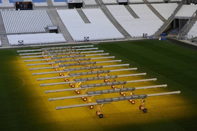 Fußball, EURO 2016, Rasen im Stade Velodrome in Marseille wird mit speziellem UV-Licht bestrahlt Luminotheraphie Stade Velodrome - Marseille - 18 11 2015 FranckPennant Panoramic 