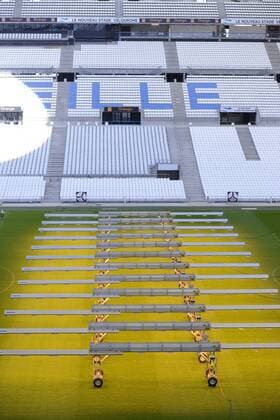 Fußball, EURO 2016, Rasen im Stade Velodrome in Marseille wird mit speziellem UV-Licht bestrahlt Luminotheraphie Stade Velodrome - Marseille - 18 11 2015 FranckPennant Panoramic 