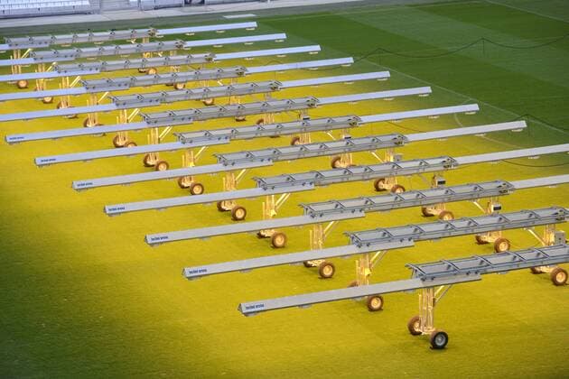Fußball, EURO 2016, Rasen im Stade Velodrome in Marseille wird mit speziellem UV-Licht bestrahlt Luminotheraphie Stade Velodrome - Marseille - 18 11 2015 FranckPennant Panoramic 