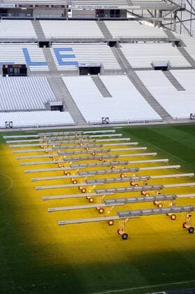 Fußball, EURO 2016, Rasen im Stade Velodrome in Marseille wird mit speziellem UV-Licht bestrahlt Luminotheraphie Stade Velodrome - Marseille - 18 11 2015 FranckPennant Panoramic 