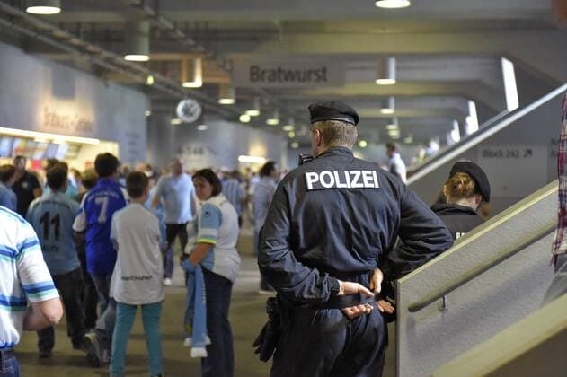 Archivbild! 10.08.2014, Fussball 2.Bundesliga 2014 2015, 2.Spieltag, TSV 1860 München - RB Leipzig, in der Allianz-Arena München. Polizist am Einsatzort in der Allianz-Arena. 