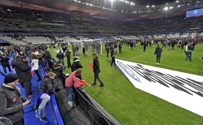 13.11.2015, Fussball Test-Länderspiel, Frankreich - Deutschland, im Stade-De-France in Paris (Frankreich), Nach einer Massenpanik nach dem Spiel: Die Zuschauer stürmen den Platz. 