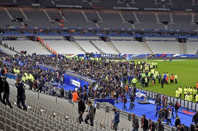 13.11.2015, Fussball Test-Länderspiel, Frankreich - Deutschland, im Stade-De-France in Paris (Frankreich), Nach einer Massenpanik nach dem Spiel: Die Zuschauer stürmen den Platz und werden danach geordnet nach draussen geführt. 