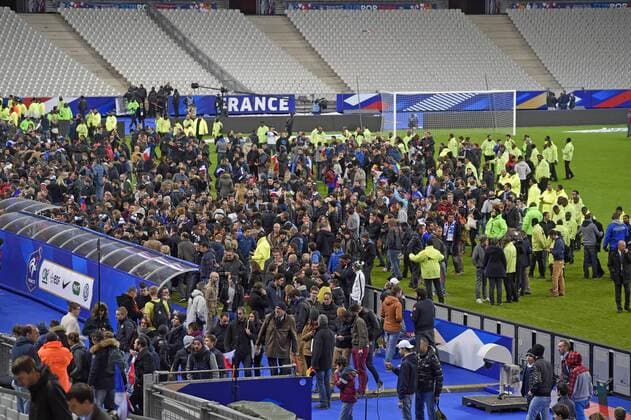 13.11.2015, Fussball Test-Länderspiel, Frankreich - Deutschland, im Stade-De-France in Paris (Frankreich), Nach einer Massenpanik nach dem Spiel: Die Zuschauer stürmen den Platz und werden danach geordnet nach draussen geführt. 