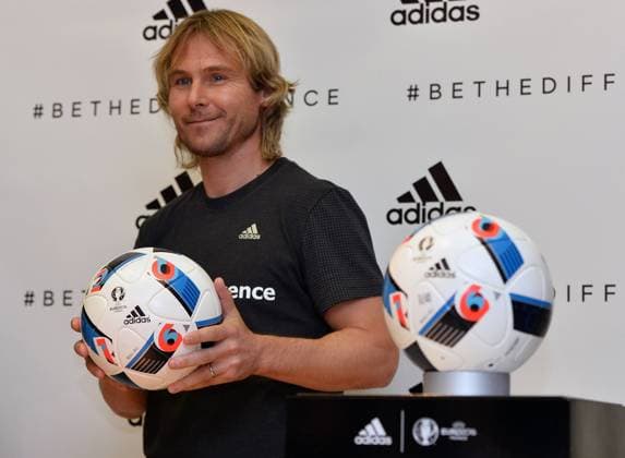 Fußball, EM 2016, Pavel Nedved präsentiert offiziellen Spielball Czech soccer player Pavel Nedved presents new official soccer ball for European Championship EM Europameisterschaft UEFA EURO EM Europameisterschaft Fussball 2016, in Prague, Czech Republic, on November 19, 2015. (CTKxPhoto KaterinaxSulova) CTKPhotoP201511190699401  suk6 k