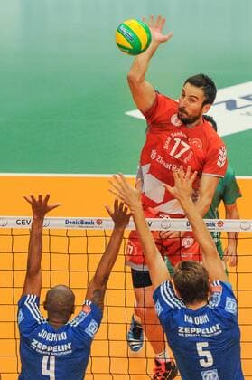 GER, Volleyball, 2016 CEV Denizbank Volleyball Champions League, VBL, VfB Friedrichshafen vs Ziraat Bankasi Ankara 18.11.2015, ZF Arena, Friedrichshafen, GER, Volleyball, 2016 CEV Denizbank Volleyball Champions League, VBL, VfB Friedrichshafen vs Ziraat Bankasi Ankara, im Bild Doppelblock von Luis Fernando Joventino Venceslau 4, Alexey Nalobin 5, gegen Cünyet Dagci 17 nphxHafner