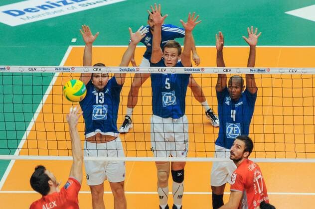 GER, Volleyball, 2016 CEV Denizbank Volleyball Champions League, VBL, VfB Friedrichshafen vs Ziraat Bankasi Ankara 18.11.2015, ZF Arena, Friedrichshafen, GER, Volleyball, 2016 CEV Denizbank Volleyball Champions League, VBL, VfB Friedrichshafen vs Ziraat Bankasi Ankara, im Bild Dreifachblock Adrian Radu Gontariu 13, Alexey Nalobin 5, Luis Fernando Joventino Venceslau 4 gegen Alexandre Ferreira 6 nphxHafner