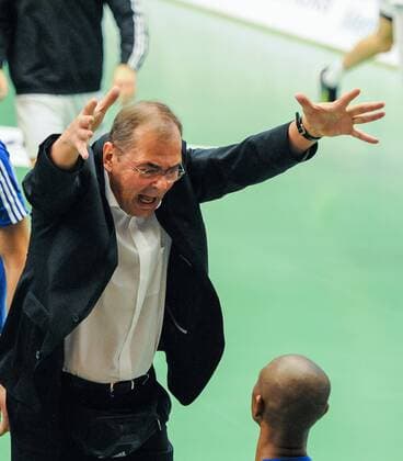GER, Volleyball, 2016 CEV Denizbank Volleyball Champions League, VBL, VfB Friedrichshafen vs Ziraat Bankasi Ankara 18.11.2015, ZF Arena, Friedrichshafen, GER, Volleyball, 2016 CEV Denizbank Volleyball Champions League, VBL, VfB Friedrichshafen vs Ziraat Bankasi Ankara, im Bild Trainer Stelian Moculescu kritisiert Luis Fernando Joventino Venceslau 4 nphxHafner