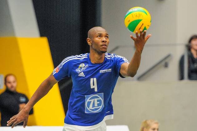 GER, Volleyball, 2016 CEV Denizbank Volleyball Champions League, VBL, VfB Friedrichshafen vs Ziraat Bankasi Ankara 18.11.2015, ZF Arena, Friedrichshafen, GER, Volleyball, 2016 CEV Denizbank Volleyball Champions League, VBL, VfB Friedrichshafen vs Ziraat Bankasi Ankara, im Bild Aufschlag von Luis Fernando Joventino Venceslau 4 nphxHafner