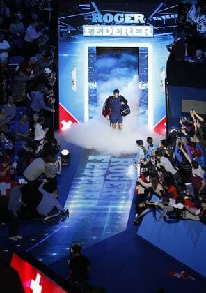 19.11.2015 the O2 London, England. ATP Tennis Herren Tour Finals Day 5. Roger Federer (SUI) arrives to play Kei Nishikori (JPN). Federer won by a score of 7-5, 4-6, 6-4 xHongboxChenx  ActionPlus11682827