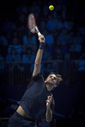 19.11.2015. The O2, London, England. ATP Tennis Herren Tennis Tour Finals. Day 5. Roger Federer (SUI) 3 serves during his match against Kei Nishikori (JPN) 8 . Federer won the match 7-5, 4-6, 6-4. xStephenxBartholomewx  ActionPlus11682871