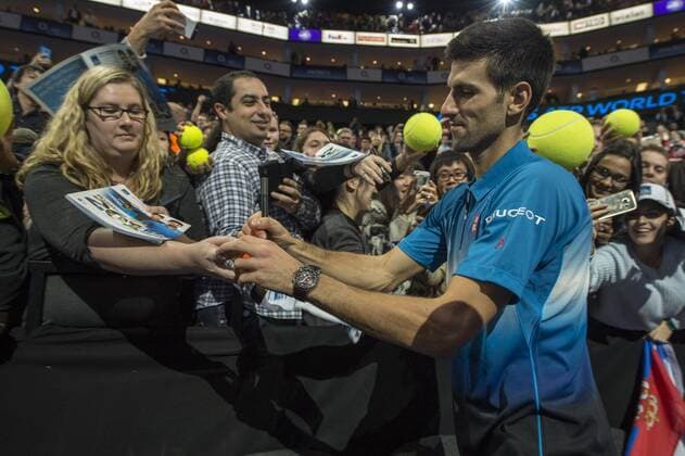 19.11.2015. The O2, London, England. ATP Tennis Herren Tennis Tour Finals. Day 5. Novak Djokovic (SRB) signs autographs after his match with Tomas Berdych. Djokovic won the match in straight sets 6-3, 7-5 xStephenxBartholomewx  ActionPlus11682921